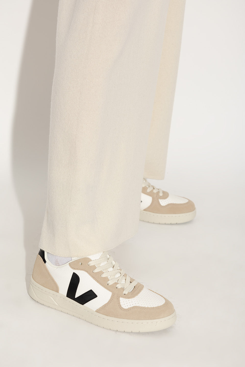 VEJA Men's sneakers WHITE VX0503138A0EXTRAWHITEBLACKSAHARA